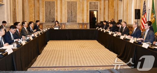 주요 20개국(G20) 재무장관회의 및 국제통화금융위원회(IMFC)'에 참석차 지난 4월 미국 워성턴D.C.를 방문한 당시 최상목 부총리 겸 기획재정부 장관이 안덕근 산업통상자원부 장관과 함께  미국 재무부에서 열린 '한-미 2+2 통상협의(Trade Consultation)' 참석, 스콧 베센트 미국재무장관, 제이미슨 그리어 미국무역대표부(USTR) 대표와 회의를 하고 있다. (기획재정부 제공. 재판매 및 DB 금지) 2025.4.24/뉴스1 ⓒ News1 김명섭 기자