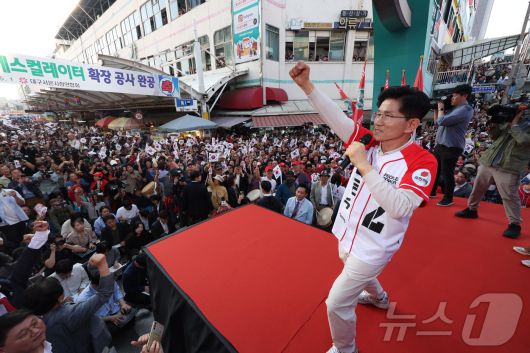 김문수 국민의힘 대통령 후보가 제21대 대통령 선거 공식 선거운동 첫 날인 12일 대구 중구 서문시장에서 지지를 호소하고 있다. (공동취재) 2025.5.12/뉴스1 ⓒ News1 김민지 기자