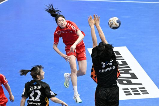 여자 핸드볼 신인상 정지인(오른쪽)(KOHA 제공)
