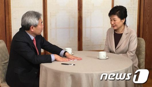 정규재 펜앤드마이크 대표가 지난 2017년 1월 25일 당시 탄핵 당해 업무가 정지된 박근혜 대통령과 청와대 상춘재에서 단독 인터뷰를 하는 모습.  (정규재tv 제공 ) 2017.1.25/뉴스1 ⓒ News1 민경석 기자