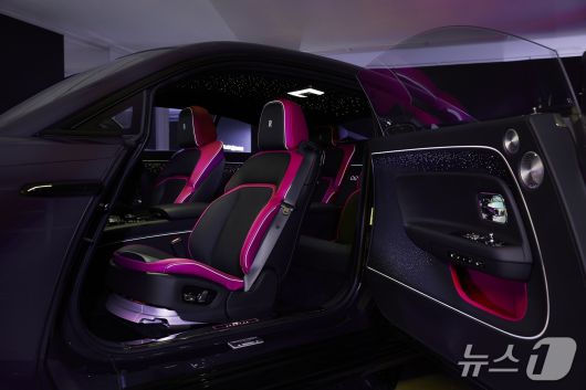 13일 롤스로이스모터카가 서울 강남구의 롤스로이스 서울 청담 쇼룸에서 국내 최초로 공개한 고성능 전기차 '블랙 배지 스펙터' 내장(롤스로이스 서울 제공). 2025.05.13