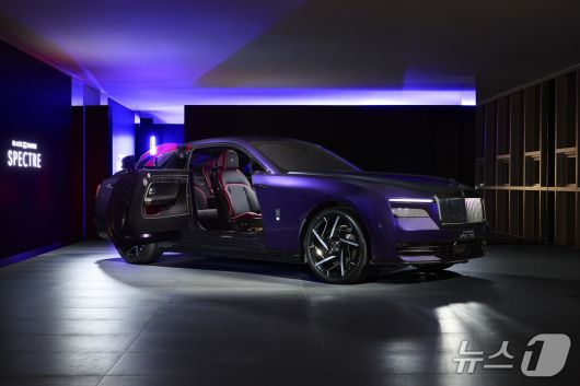 13일 롤스로이스모터카가 서울 강남구의 롤스로이스 서울 청담 쇼룸에서 국내 최초로 공개한 고성능 전기차 '블랙 배지 스펙터' 외장(롤스로이스 서울 제공). 2025.05.13