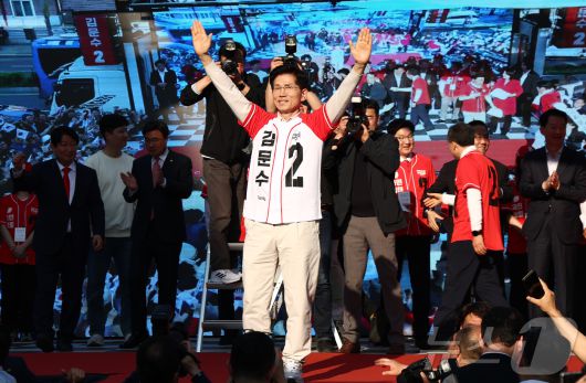 제21대 대통령 선거 공식 선거운동 첫날인 12일 김문수 국민의힘 대통령 후보가 대구 중구 서문시장에서 지지를 호소하고 있다. 2025.5.12/뉴스1 ⓒ News1 김민지 기자