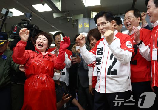 김문수 국민의힘 대통령 후보가 13일 부산 중구 자갈치시장에서 유세를 하고 있다. 2025.5.13/뉴스1 ⓒ News1 김민지 기자