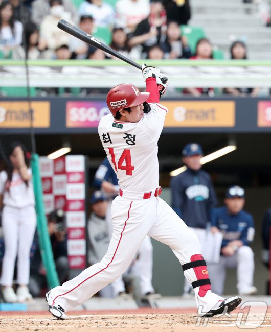 13일 인천SSG 랜더스필드에서 열린 '2025 신한 SOL뱅크 KBO리그' NC 다이노스와 SSG 랜더스의 경기, SSG 최정이 타격하고 있다. 2025.5.13/뉴스1 ⓒ News1 김성진 기자