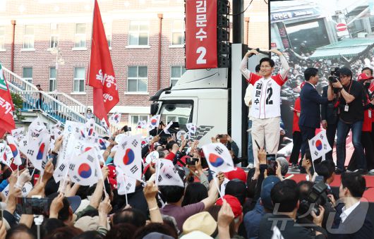 제21대 대통령 선거 공식 선거운동 첫날인 12일 김문수 국민의힘 대통령 후보가 대구 중구 서문시장에서 유세를 하고 있다. 2025.5.12/뉴스1 ⓒ News1 김민지 기자