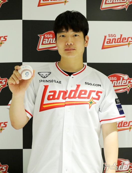 최정의 KBO리그 통산 500홈런공을 습득한 팬 조상현 씨. (SSG 랜더스 제공)