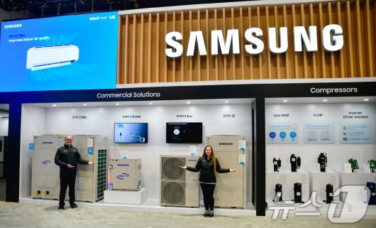 삼성전자가 미국 냉난방공조 기업인 레녹스와 합작법인 '삼성 레녹스 HVAC 북아메리카'(Samsung Lennox HVAC North America) 설립을 위한 계약을 체결했다고 28일 밝혔다. 사진은 삼성전자 모델들이 DVM 라인업을 소개하는 모습. (삼성전자 제공) 2024.5.28/뉴스1 ⓒ News1 김진환 기자