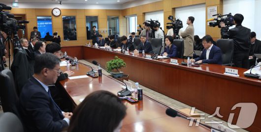 오영주 중소벤처기업부 장관이 3일 서울 강남구 서울본부세관에서 열린 美 관세 대응 수출 중소기업 현장 간담회에서 모두 발언을 하고 있다. 간담회에서는 수출 중소기업이 정부에 바라는 점과 민관, 부처 간 협력 필요사항 등이 논의됐다. 2025.4.3/뉴스1 ⓒ News1 박지혜 기자