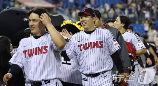 14일 서울 송파구 잠실야구장에서 열린 프로야구 '2025 신한 SOL 뱅크 KBO리그' 키움 히어로즈와 LG 트윈스의 경기에서 승리한 LG 선수들이 하이파이브를 하고 있다. 2025.5.14/뉴스1 ⓒ News1 김명섭 기자