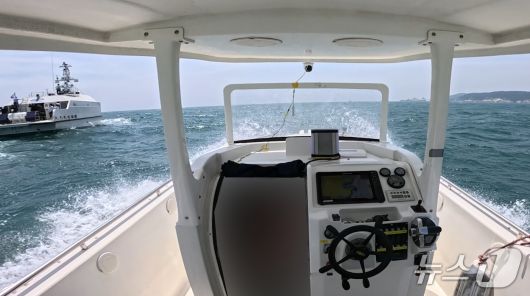 13일 울산 일산항 인근 해상에서 진행된 해군 주관 '전·평시 상용 무인체계 작전 운용 가능성 검증훈련'에서 해상표적 정찰·감시 및 공격 임무를 맡은 소형 무인수상정(AURA)이 해상표적으로 설정된 해양누리호에 충돌 공격을 하기 위해 기동하고 있다. (해군 제공)