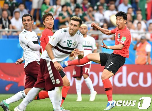 축구대표팀 에이스 손흥민이 23일 오후(현지시간) 러시아 로스토프 아레나에서 열린 2018 러시아월드컵 F조 2차전 대한민국과 멕시코의 경기에서 0-2로 뒤진 후반 추가시간 자신의 월드컵 첫 골을 터트리고 있다. 2018.6.24/뉴스1 ⓒ News1 오대일 기자