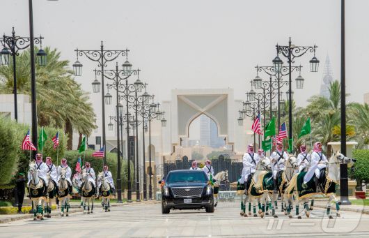 13일(현지시간) 사우디아라비아를 국빈방문한 도널드 트럼프 미국 대통령이 탄 차량을 사우디 기병대가 호위하고 있다. 2025.05.13. ⓒ 로이터=뉴스1