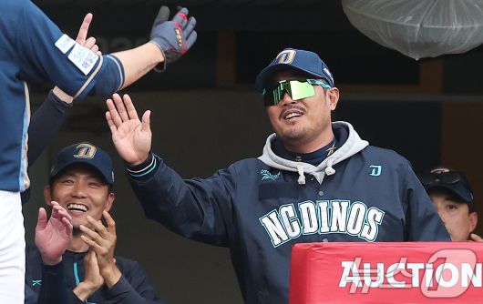 13일 인천SSG 랜더스필드에서 열린 '2025 신한 SOL뱅크 KBO리그' NC 다이노스와 SSG 랜더스의 경기, NC 이호준 감독이 1회초 2사 1루 상황 박건우의 1타점 2루타 때 득점을 올린 박민우와 하이파이브를 하고 있다. 2025.5.13/뉴스1 ⓒ News1 김성진 기자