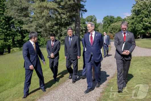 스위스 외무부가 공개한 미중 무역협상 모습 .2025.05.14. ⓒ AFP=뉴스1 ⓒ News1 이지예 객원기자