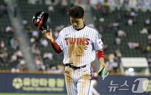 14일 서울 송파구 잠실야구장에서 열린 프로야구 '2025 신한 SOL 뱅크 KBO리그' 키움 히어로즈와 LG 트윈스의 경기 4회말 LG 공격 무사 1루 상황, 포스아웃으로 덕아웃으로 돌아오고 있다. 이날 박해민은 3회말 도루 2개를 성공시켰다. 2025.5.14/뉴스1 ⓒ News1 김명섭 기자