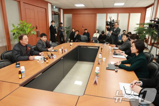 오영주 중소벤처기업부 장관이 5일 경기 시흥 자동차부품 제조기업 율촌을 방문, 미국의 캐나다·멕시코에 대한 25% 관세시행에 따른 영향 및 애로사항을 점검하고 있다. (중소벤처기업부 제공. 재판매 및 DB 금지) 2025.3.5/뉴스1