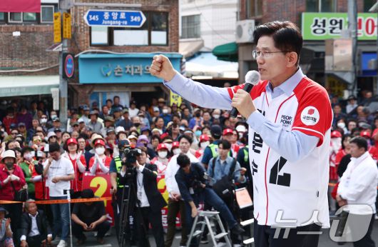 김문수 국민의힘 대통령 후보가 14일 경남 밀양시 밀양관아 앞에서 유세를 하고 있다. 2025.5.14/뉴스1 ⓒ News1 김민지 기자
