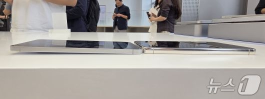 갤럭시S25 엣지(왼쪽)과 갤럭시S23 2025.05.13/뉴스1 ⓒNews1 김정현 기자