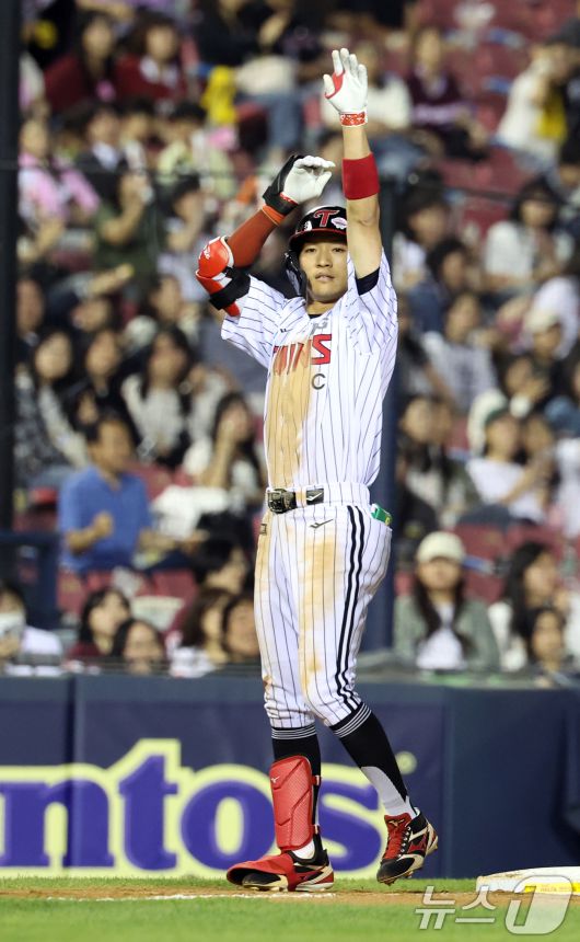 14일 서울 송파구 잠실야구장에서 열린 프로야구 '2025 신한 SOL 뱅크 KBO리그' 키움 히어로즈와 LG 트윈스의 경기 6회말 LG 공격 무사 1,3루 상황, 박해민이 3루타를 치고 세리머니를 하고 있다. 2025.5.14/뉴스1 ⓒ News1 김명섭 기자