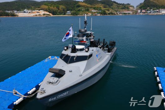 13일 오후 한화시스템의 정찰용 무인수상정 '해령'(Sea GHOST)이 경남 거제의 장목항에 정박한 모습. 2025.05.13/뉴스1 김성식 기자