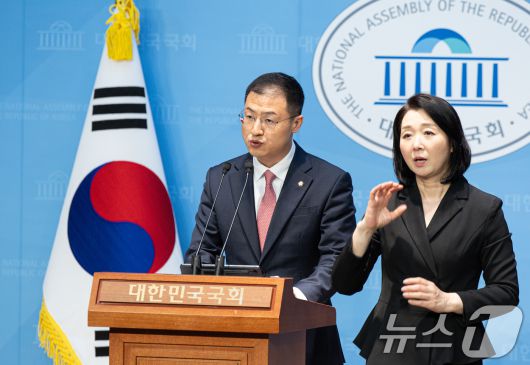 김상욱 무소속 의원이 15일 오전 서울 여의도 국회 소통관에서 기자회견을 열고 이재명 더불어민주당 대통령 후보를 공개 지지한다고 밝히고 있다. 2025.5.15/뉴스1 ⓒ News1 이재명 기자