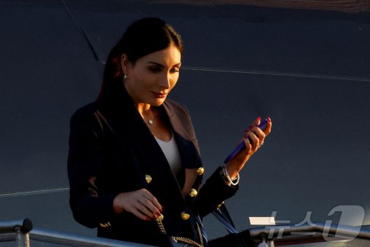 지난해 대선 후보 TV토론이 열린 필라델피아에 나타난 극우 선동가 로라 루머 <자료사진> ⓒ 로이터=뉴스1