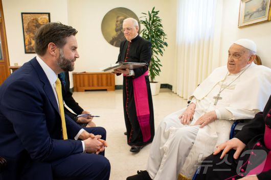 프란치스코 교황이 지난 4월 20일(현지시간) 바티칸의 교황 거처를 방문한 JD 밴스 미국 부통령과 만나 부활절 인사를 하고 있다. 2025.04.21 ⓒ 로이터=뉴스1 ⓒ News1 우동명 기자