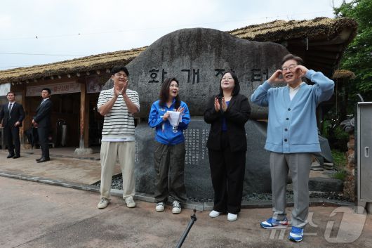 이재명 더불어민주당 대통령 후보가 15일 오전 경남 하동군 화개장터 입구에서 유튜브 'K-이니셔TV 케미폭발 '동서화합' 화개장터 라이브'를 하고 있다. 2025.5.15/뉴스1 ⓒ News1 안은나 기자