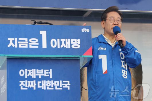 이재명 더불어민주당 대통령 후보가 '이순신 호국 벨트' 유세차 15일 전남 광양시 전남드래곤즈구장 북문을 찾아 지지를 호소하고 있다. (공동취재) 2025.5.15/뉴스1 ⓒ News1 안은나 기자