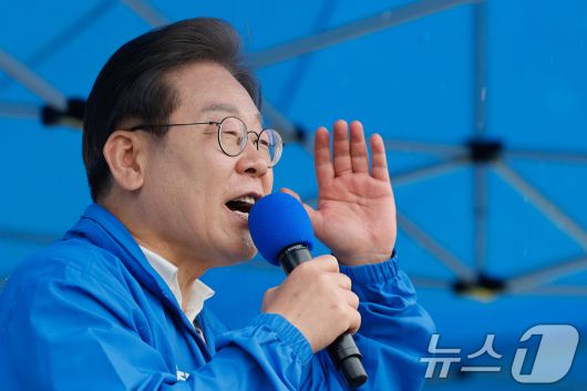 이재명 더불어민주당 대통령 후보가 '이순신 호국 벨트' 유세차 15일 오후 전남 여수시 이순신 광장을 찾아 지지를 호소하고 있다. 2025,5.15/뉴스1 ⓒ News1 안은나 기자