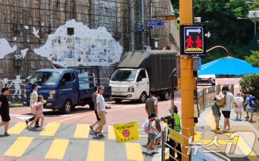 통학로에 설치된 보행자 자동인식시스템 운영 모습. (행정안전부 제공) ⓒ 뉴스1