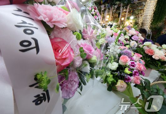 스승의 날을 하루 앞둔 14일 서울 중구 남대문시장 꽃상가에 형형색색 카네이션이 진열돼 있다. /뉴스1 ⓒ News1 이동해 기자