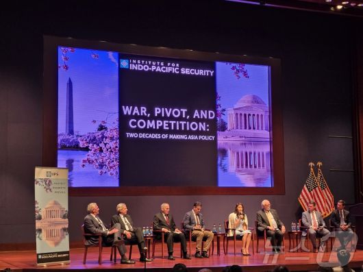 13일(현지시간) 미국 워싱턴DC 의회 의사당에서 열린 '인도-태평양안보연구소'(IIPS, Institute for Indo-Pacific Security) 출범 기념 포럼행사에서 사회를 맡은 제니퍼 홍 IIPS 시니어 디렉터(왼쪽에서 5번째)가 패널 참석자들을 소개하고 있다. ⓒ News1 류정민 특파원