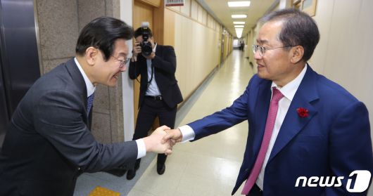 이재명 더불어민주당 대표(왼쪽)가 10일 오후 대구시청 산격청사에서 홍준표 대구시장과 면담을 마친 뒤 인사를 나누고 있다. 2023.5.10/뉴스1 ⓒ News1 공정식 기자