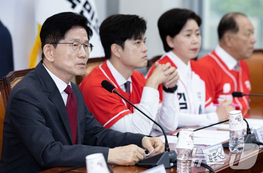 김문수 국민의힘 대통령 후보가 15일 오전 서울 여의도 국회에서 열린 중앙선대위 회의 및 중앙선대위 임명장 수여식에서 발언을 하고 있다. 2025.5.15/뉴스1 ⓒ News1 이재명 기자