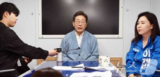 이재명 더불어민주당 대통령 후보가 15일 오전 경남 하동군 영호남 화합 다목적광장에 마련된 버스 스튜디오에서 광주 출신 30대 남성 문유성 씨, 대구 거주 20대 여성 김다니엘 씨, 강유정 의원과 유튜브 K-이니셔TV 케미폭발 '동서화합' 화개장터 라이브를 마친 뒤 취재진 질문에 답하고 있다. (공동취재) 2025.5.15/뉴스1 ⓒ News1 안은나 기자