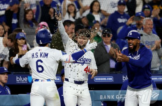 15일(한국시간)데뷔 첫 홈런을 친 김혜성(LA 다저스)이 동료들의 축하를 받고 있다. ⓒ 로이터=뉴스1