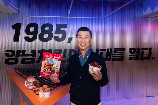 김홍국 하림 회장이 15일 서울 성동구 하림 맥시칸 론칭 팝업스토어 '장하다 하림 맥시칸'에서 신제품을 들고 포즈를 취하고 있다. (하림 제공)