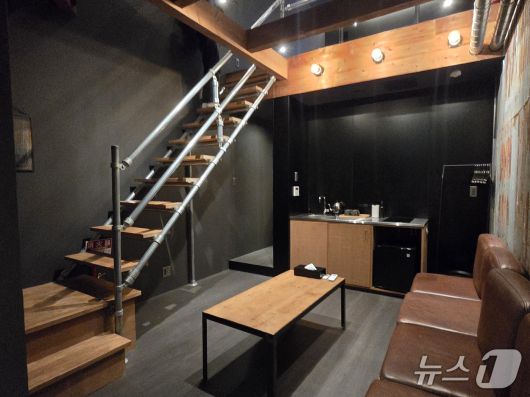 예전에 지물포였던 세카이 호텔의 객실 모습. 2025.05.15 ⓒ 뉴스1 김승준 기자