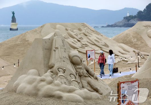 15일 오후 부산 해운대해수욕장을 찾은 시민, 관광객들이 다양한 모래조각 작품을 구경하고 있다.  2025.5.15/뉴스1 ⓒ News1 윤일지 기자