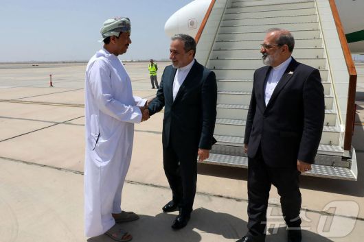 11일(현지시간) 압바스 아라그치 이란 외무장관이 미국과의 핵 협상을 위해 오만 무스카트에 도착하고 있다. 2025.05.11 ⓒ AFP=뉴스1 ⓒ News1 정지윤 기자