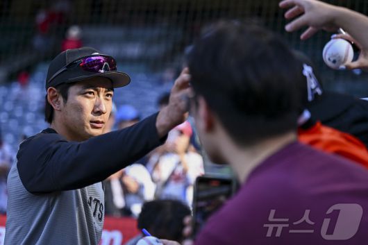 팬들에게 사인해주고 있는 이정후. ⓒ 로이터=뉴스1