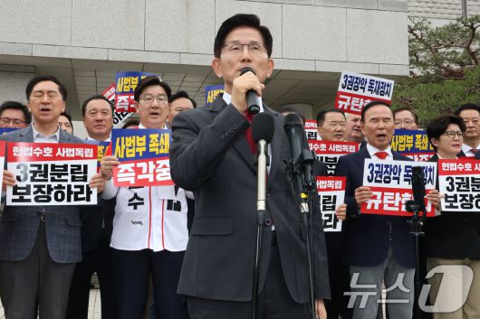김문수 국민의힘 대통령 후보가 15일 오후 서울 서초동 대법원 앞에서 열린 사법부수호 및 더불어민주당 규탄대회에서 발언하고 있다. 2025.5.15/뉴스1 ⓒ News1 이광호 기자