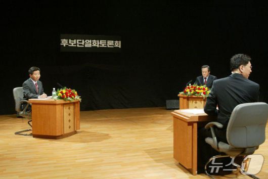 2002년 11월 후보 단일화 토론에 나선 노무현 전 대통령의 모습. (사람사는세상 노무현재단 제공)