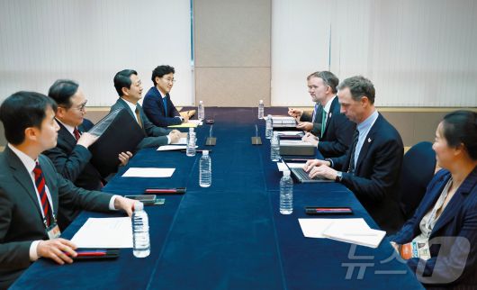 안덕근 산업통상자원부 장관이 16일 오후 제주 서귀포시 제주국제컨벤션센터(ICC)에서 제이미슨 그리어(Jamieson Greer) 미국 무역대표부(USTR) 대표와 면담을 갖고 있다. (산업통상자원부 제공. 재판매 및 DB 금지) 2025.5.16/뉴스1