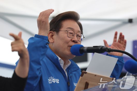 이재명 더불어민주당 대통령 후보가 16일 오후 전북 전주시 전북대학교 앞에서 시민들에게 지지를 호소하고 있다. (공동취재) 2025.5.16/뉴스1 ⓒ News1 이재명 기자