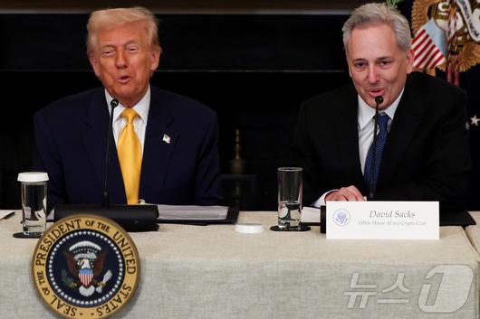 도널드 트럼프 미국 대통령이 3월 7일 미국 워싱턴 D.C. 백악관에서 열린 백악관 암호화폐 정상회의에서 암호화폐 책임자인 데이비드 색스 AI 고문 옆에 앉아 있다. 2025.3.7 ⓒ 로이터=뉴스1 ⓒ News1 강민경 기자