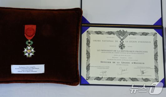 최정화 한국이미지커뮤니케이션연구원 이사장이 15일 오후 서울 서대문구 주한프랑스대사관에서 열린 수훈식에서 필립 베르투 주한 프랑스대사로부터 '레지옹 도뇌르 오피시에' 훈장을 받았다.  2025.5.15/뉴스1