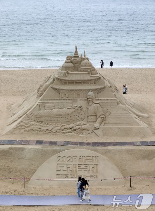 15일 오후 부산 해운대해수욕장을 찾은 시민, 관광객들이 다양한 모래조각 작품을 구경하고 있다. 2025.5.15/뉴스1 ⓒ News1 윤일지 기자